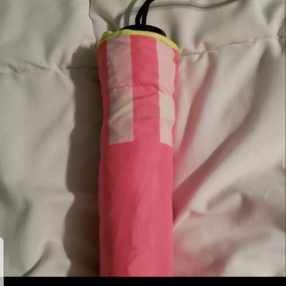 NWT VS LIMITED EDITION UMBRELLA. RETAIL $68 - Picture 7 of 9